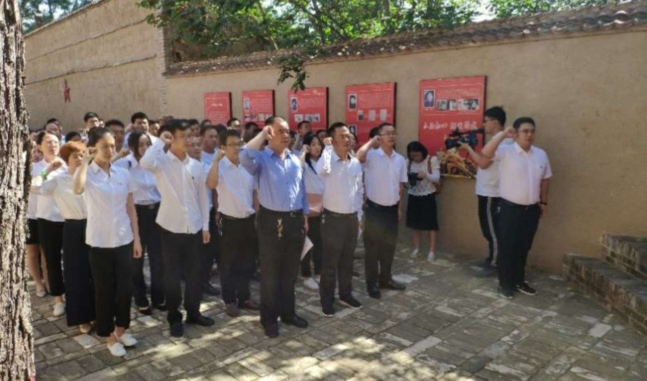 陜西黑貓黨委組織預(yù)備黨員參加韓城市兩新 組織開展的“守初心、擔(dān)使命、聽黨話、 跟黨走”主題黨建活動(dòng)