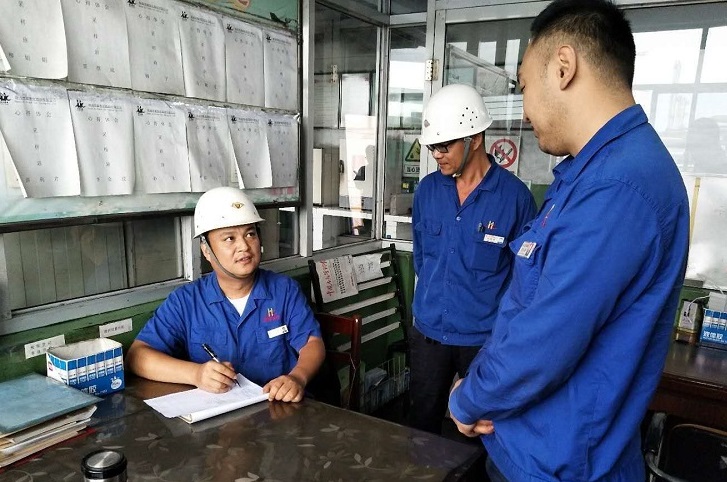 忠誠(chéng)履職保平安     無(wú)怨無(wú)悔做安檢